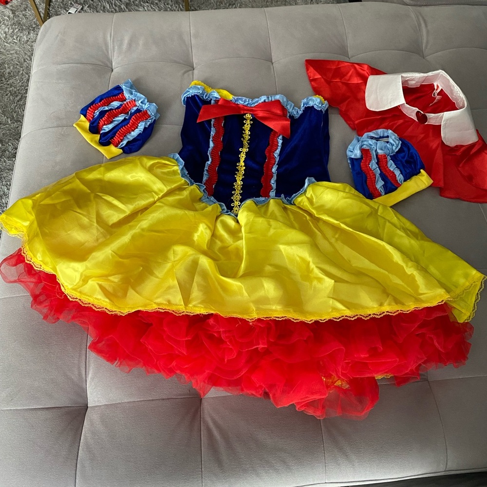 Adult Snow White/Snow Princess Costume size Small plus Full Red Petticoat